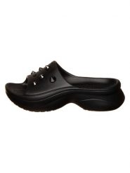 Crocs Klapki "Bae Studded Slide" w kolorze czarnym rozmiar: 39/40. Czarne klapki damskie Crocs, bez wzorów, bez obcasa. Za 154.95 zł.