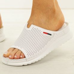 Białe skórzane klapki damskie Evento 18-42. Białe klapki damskie Evento, bez wzorów, z jeansu, bez obcasa, na płaskiej podeszwie. Za 219.00 zł.