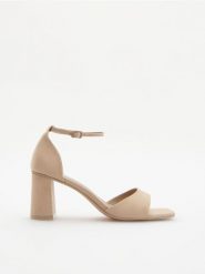 Sandały na słupku - beżowy. Brązowe sandały damskie Reserved, bez wzorów, bez obcasa, na słupku. W wyprzedaży za 79.99 zł.