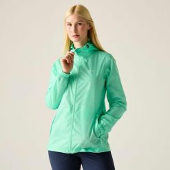 Kurtka trekkingowa damska Pack It Jacket III kieszonkowa przeciwdeszczowa. Zielone kurtki damskie Regatta, bez wzorów, z softshellu, bez kaptura. Za 149.99 zł.