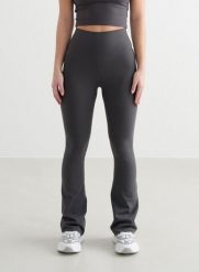 Damskie legginsy rozszerzane wysoki stan squat proof dla niskich Sense szare. Szare legginsy damskie Aim'n, s, bez wzorów, z elastanu, z podwyższonym stanem, na fitness i siłownię. Za 344.00 zł.