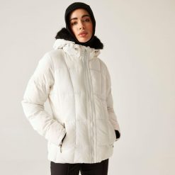 Kurtka narciarska damska z membraną Glamourize VI Dare 2b. Białe kurtki damskie Dare 2b, bez wzorów, z tkaniny, bez kaptura, narciarskie. Za 1,299.99 zł.