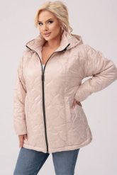Pikowana jesienna beżowa kurtka Martyna z kapturem PLUS SIZE XXL JESIEŃ. Brązowe kurtki damskie Moda Size Plus Iwanek, na jesień, plus size, bez wzorów, z poliesteru, z kapturem. W wyprzedaży za 199.90 zł.