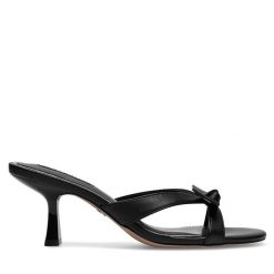 Klapki Nine West. Czarne klapki damskie Nine West, bez wzorów, bez obcasa. Za 229.99 zł.