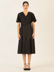 APART Sukienka w kolorze czarnym rozmiar: 40. Czarne sukienki damskie Apart, bez wzorów, z satyny, bez kołnierzyka, bez ramiączek, midi. Za 269.75 zł.