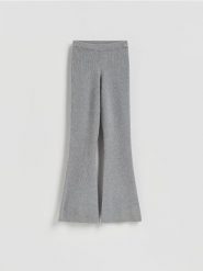 Dzianinowe spodnie flare - jasnoszary. Szare spodnie materiałowe damskie Reserved, bez wzorów, z dzianiny. Za 139.99 zł.