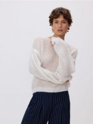 Sweter z ozdobnymi koralikami - biały. Białe swetry klasyczne damskie Reserved, l, z dzianiny, bez kołnierzyka. Za 159.99 zł.