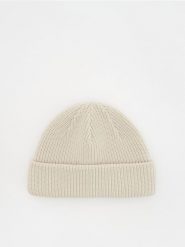 Czapka beanie - złamana biel. Czapki męskie Reserved, bez wzorów. W wyprzedaży za 15.99 zł.