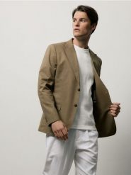 Marynarka slim fit z dodatkiem konopi - warm olive. Zielone marynarki męskie Reserved, bez wzorów, z bawełny. W wyprzedaży za 199.99 zł.