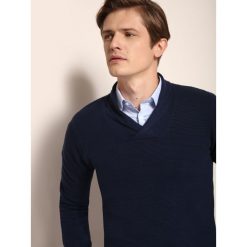 SWETER DŁUGI RĘKAW MĘSKI. Niebieskie swetry męskie TOP SECRET, na lato, l, bez wzorów, z dzianiny, bez kołnierzyka. W wyprzedaży za 59.99 zł.
