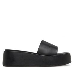 Klapki LOVE MOSCHINO. Czarne klapki damskie Love Moschino, bez wzorów, bez obcasa. Za 639.99 zł.