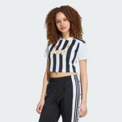 Koszulka podstawowa Juventus 26/27 o skróconym fasonie. Białe t-shirty damskie Adidas, l, bez wzorów, z dzianiny, bez kołnierzyka. Za 369.00 zł.