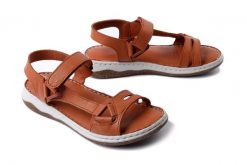 ARTIKER RELAKS 54C0602 brązowy, sandały damskie. Brązowe sandały damskie Artiker Relaks, bez wzorów, bez obcasa, na płaskiej podeszwie. Za 153.93 zł.