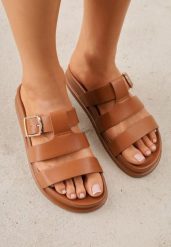 Brązowe Klapki na Płaskiej Podeszwie z Paskiem z Klamerką Ylindra. Brązowe klapki damskie Born2be, bez wzorów, z jeansu, bez obcasa, na płaskiej podeszwie. Za 79.99 zł.