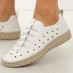 Białe skórzane półbuty damskie Filippo Dp7619/26. Białe półbuty damskie Filippo, bez wzorów, z jeansu, biznesowe, z okrągłym noskiem, bez obcasa, na płaskiej podeszwie. W wyprzedaży za 197.10 zł.