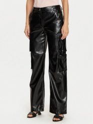 Guess Spodnie z imitacji skóry Kori W4YB11 WF8Q0 Czarny Relaxed Fit. Czarne spodnie materiałowe damskie Guess, z aplikacjami, ze skóry. Za 339.99 zł.