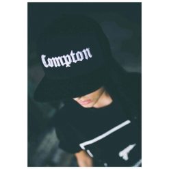 Czapka Mister Tee compton. Czarne czapki z daszkiem damskie FLEXFIT, bez wzorów, z bawełny. Za 152.00 zł.