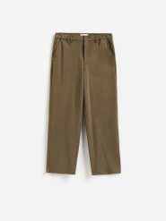 Spodnie straight fit - zielony. Zielone spodnie materiałowe męskie Reserved, bez wzorów, z bawełny. Za 149.99 zł.