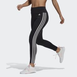 Damskie legginsy z wysoką talią adidas Designed To Move 3-Bandes 7/8 Sport. Białe legginsy sportowe damskie Adidas, s, bez wzorów, z materiału, z podwyższonym stanem, na fitness i siłownię. Za 194.15 zł.