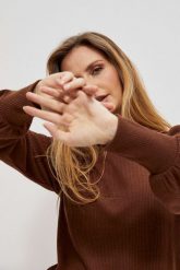 Bluza z bufiastymi rękawami i półgolfem kasztanowa. Brązowe bluzy bez kaptura damskie MOODO, xs, z elastanu. W wyprzedaży za 39.99 zł.