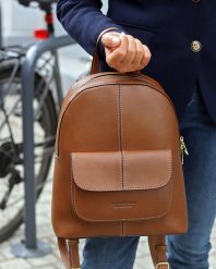 Elegancki plecak damski skórzany premium MARCO MAZZINI brązowy. Brązowe plecaki damskie bez wzorów, eleganckie. Za 910.99 zł.