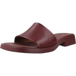 Sandały CAMPER DANA ULTRASOFT Bordeaux. Czerwone sandały damskie Camper, bez wzorów, ze skóry, bez obcasa. Za 535.10 zł.