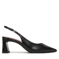 Czółenka Tamaris. Czarne czółenka damskie Tamaris, bez wzorów, bez obcasa. Za 369.99 zł.