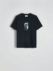 T-shirt comfort z nadrukiem - czarny. Czarne t-shirty męskie Reserved, l, bez wzorów, z bawełny, bez kołnierzyka. W wyprzedaży za 45.99 zł.