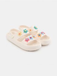 Piankowe klapki z kwiatami 3D - kremowy. Białe klapki damskie Sinsay, bez wzorów, bez obcasa. Za 29.99 zł.