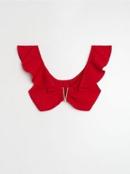 Góra od bikini z falbanami i dekoracyjnym metalem - czerwony. Czerwone bikini damskie Sinsay, bez wzorów. Za 29.99 zł.