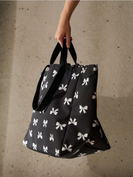 Torba na zakupy w kokardki - czarny. Czarne torebki klasyczne damskie Sinsay, bez wzorów, bez dodatków. Za 39.99 zł.