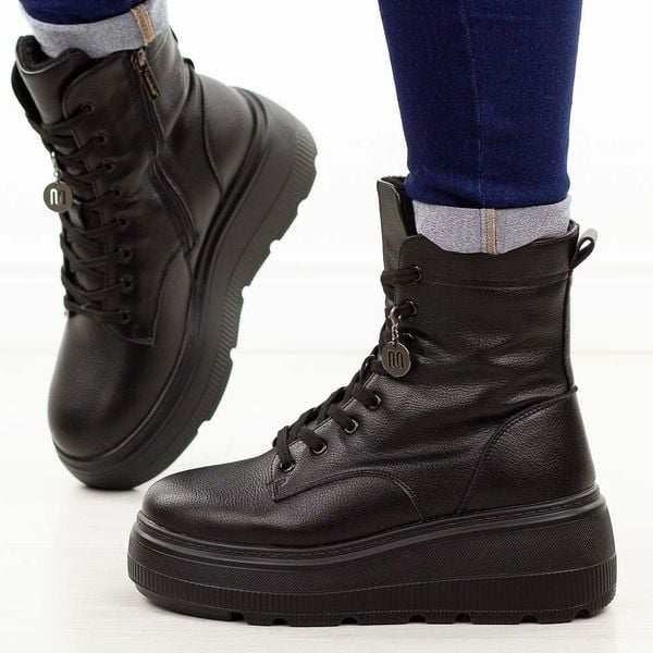 Czarne skórzane botki damskie na platformie Cambell 19350. Czarne botki damskie Cambell, na jesień, z jeansu, eleganckie, z okrągłym noskiem, bez obcasa, na platformie, bez zapięcia. Za 339.00 zł.