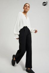 Eleganckie spodnie z szerokimi nogawkami i guzikami czarne. Czarne spodnie materiałowe damskie MOODO, bez wzorów, z elastanu, eleganckie. W wyprzedaży za 49.99 zł.