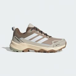 Buty Terrex Skychaser AX5 GORE-TEX Hiking. Białe buty trekkingowe męskie Adidas, z gore-texu, bez zapięcia, wspinaczkowe, gore-tex. Za 529.00 zł.