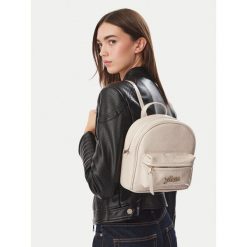 Plecak Guess. Brązowe plecaki damskie Guess, z aplikacjami. Za 324.99 zł.