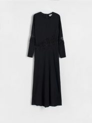 Sukienka z ozdobną aplikacją - czarny. Czarne sukienki damskie Reserved, l, z aplikacjami, z tkaniny, bez kołnierzyka, bez ramiączek. W wyprzedaży za 49.99 zł.