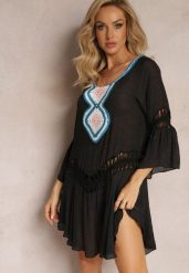 Czarna Luźna Sukienka Mini Narzutka z Szydełkowym Zdobieniem Elvin. Czarne sukienki damskie Renee, z aplikacjami, eleganckie, bez kołnierzyka, bez ramiączek, mini. W wyprzedaży za 31.49 zł.