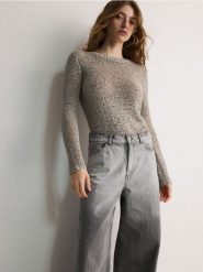 Sweter o luźnym splocie - jasnoszary. Szare swetry klasyczne damskie Reserved, l, z dzianiny, bez kołnierzyka. W wyprzedaży za 35.99 zł.