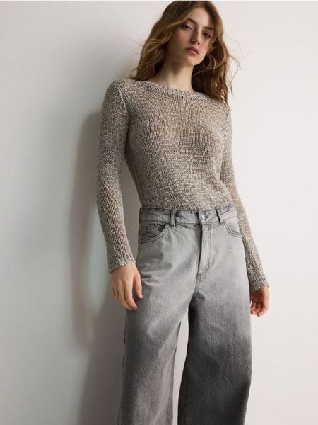 Sweter o luźnym splocie - jasnoszary. Szare swetry klasyczne damskie Reserved, l, z dzianiny, bez kołnierzyka. W wyprzedaży za 35.99 zł.