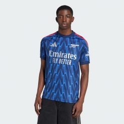 Koszulka wyjazdowa Arsenal 25/26. Niebieskie t-shirty sportowe męskie Adidas, bez ramiączek, do piłki nożnej. Za 439.00 zł.