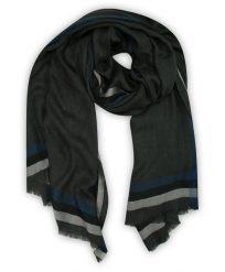 Lekki Szalik Wiosenno-Jesienny, Popielaty w Niebiesko-Białe Paski, Jodełka, Męski, Przejściowy -TEER. Szare szaliki męskie Teer, na jesień, bez wzorów, z materiału. Za 45.00 zł.