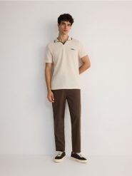 Koszulka polo comfort z haftem - złamana biel. Koszulki polo męskie Reserved, l, bez wzorów, z bawełny, bez ramiączek. W wyprzedaży za 59.99 zł.