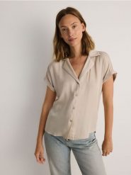 Koszula z dodatkiem wiskozy - oliwkowy. Zielone koszule damskie Reserved, l, bez wzorów, z tkaniny, bez kołnierzyka, bez ramiączek. W wyprzedaży za 39.99 zł.