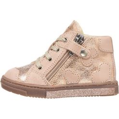 Skórzane buty w kolorze jasnoróżowym do nauki chodzenia. Czerwone buciki dla niemowląt Primigi, bez zapięcia. W wyprzedaży za 145.95 zł.