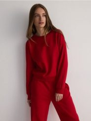 Bluza regular z bawełną - czerwony. Czerwone bluzy bez kaptura damskie Reserved, l, z bawełny. W wyprzedaży za 39.99 zł.