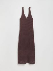 Dzianinowa sukienka maxi - brązowy. Brązowe sukienki damskie Reserved, l, bez wzorów, z bawełny, bez kołnierzyka, bez ramiączek, maxi, dopasowane. Za 179.99 zł.