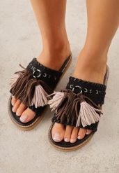 Czarne Klapki VICES na Płaskiej Podeszwie w Stylu Boho z Frędzlami Averathla. Czarne klapki damskie Renee, z aplikacjami, z denimu, bez obcasa, na płaskiej podeszwie. Za 119.99 zł.