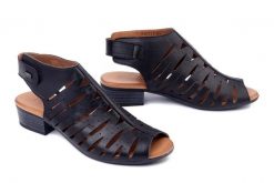 PIAZZA 910132-01 schwarz, sandały damskie. Czarne sandały damskie Piazza, w ażurowe wzory, ze skóry, bez obcasa, na obcasie. Za 299.90 zł.