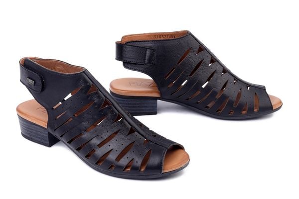 PIAZZA 910132-01 schwarz, sandały damskie. Czarne sandały damskie Piazza, w ażurowe wzory, ze skóry, bez obcasa, na obcasie. Za 299.90 zł.
