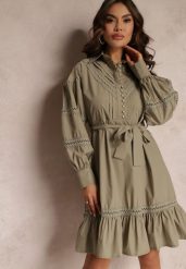 Ciemnozielona Koszulowa Sukienka z Perłowymi Guzikami i Koronkowymi Wstawkami Shyanne. Zielone sukienki damskie Renee, l, bez wzorów, z koronki, vintage, bez kołnierzyka, bez ramiączek, midi, koszulowe. W wyprzedaży za 174.99 zł.